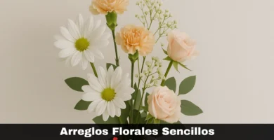 Arreglo floral sencillo con rosas crema, margaritas blancas y claveles color durazno, acompañado de hojas verdes y flores pequeñas blancas, sobre fondo claro. Arreglos florales simples, elegantes y frescos con opción de despacho a domicilio a todo Chile desde Donflorerias.cl.