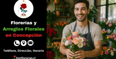 Floristería en Concepción con despacho a domicilio. Un florista sonriente sostiene un ramo compuesto por rosas color durazno, margaritas blancas y flores púrpuras, dentro de una tienda llena de arreglos florales. Local especializado en flores frescas, atención personalizada y servicio de entrega de flores en Concepción.