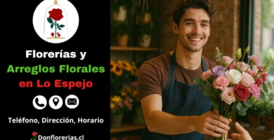 Florería en Lo Espejo con despacho a domicilio. Un florista joven sonríe mientras entrega un ramo de flores frescas compuesto por rosas rosadas, lilas y blancas, en una tienda con decoración natural. Floristería en Lo Espejo con atención personalizada, arreglos florales elegantes y servicio de envío a domicilio para toda ocasión.
