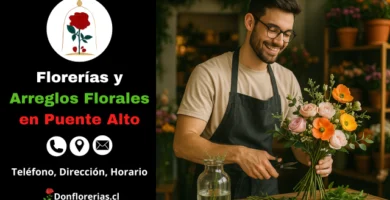 Florería en Puente Alto con despacho a domicilio. Un florista joven sonríe mientras organiza un ramo con flores rosadas, naranjas y blancas en una tienda llena de arreglos frescos y plantas decorativas. Floristería en Puente Alto con atención cercana, flores naturales y servicio de envío a domicilio para toda la comuna.