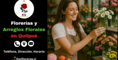 Florería en Quilpué con despacho a domicilio. Una florista sonriente acomoda un florero con margaritas blancas sobre una estantería de vidrio, rodeada de arreglos florales con rosas, tulipanes y flores amarillas. Floristería en Quilpué con atención cercana, flores naturales y servicio de envío a domicilio.