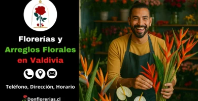 Florería en Valdivia con despacho a domicilio. Un florista sonriente sostiene un ramo de flores exóticas como aves del paraíso y flores tropicales naranjas, en una tienda colorida llena de plantas y arreglos florales. Floristería en Valdivia con atención personalizada, arreglos vibrantes y servicio de envío a domicilio.