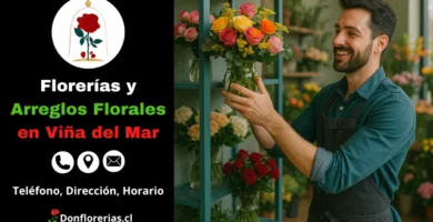 Florería en Viña del Mar con despacho a domicilio. Un florista sonriente organiza un ramo de flores amarillas y rosadas en un estante azul dentro de una tienda llena de arreglos florales frescos. Floristería en Viña del Mar con atención cercana, ramos personalizados y servicio de envío a domicilio.